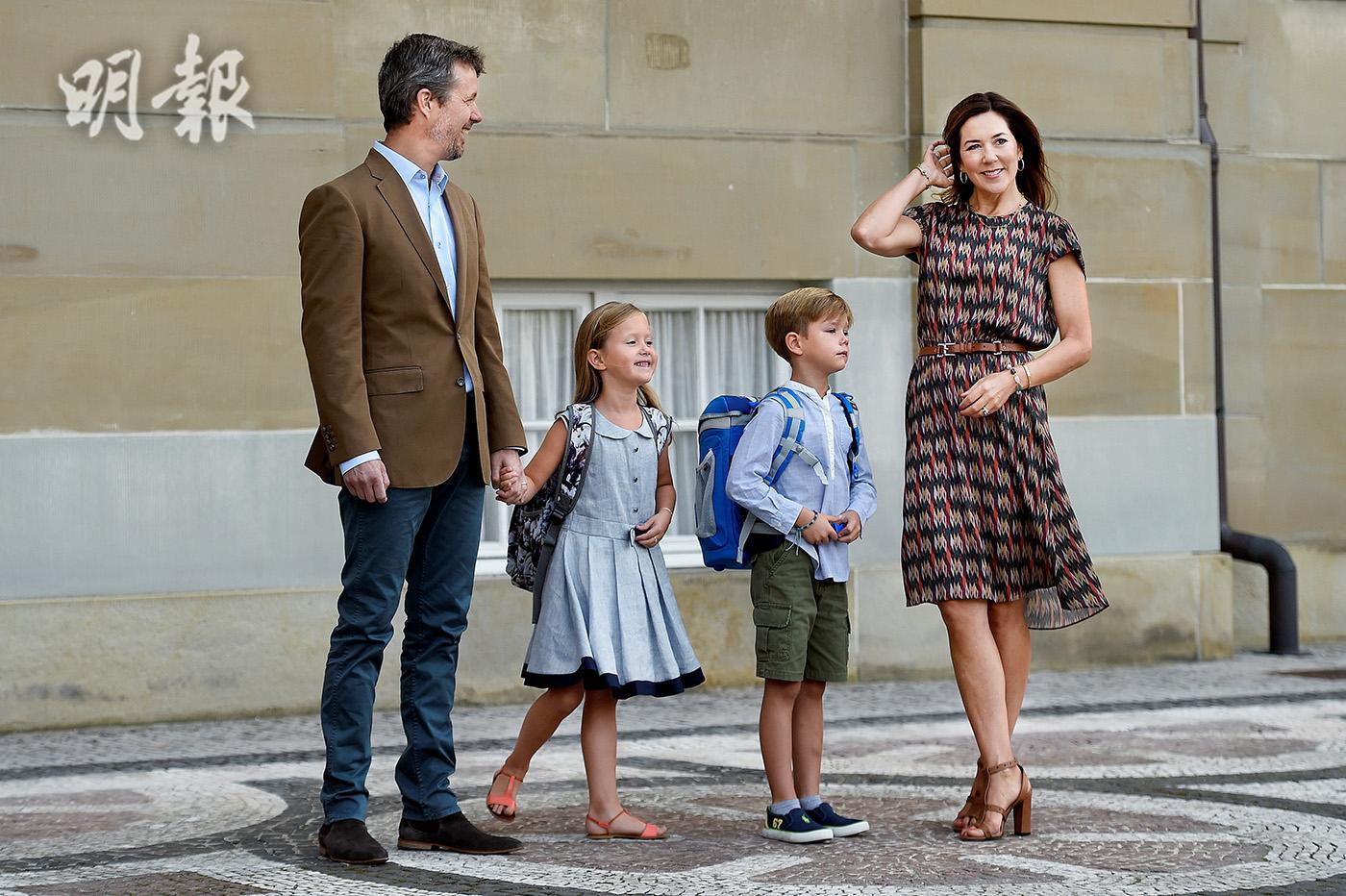 2017年，丹麥小王子Prince Vincent（右二）和孖生的小公主Princess Josephine（左二），與王儲爸爸弗雷德里克、儲妃媽媽合照。（路透社資料圖片）