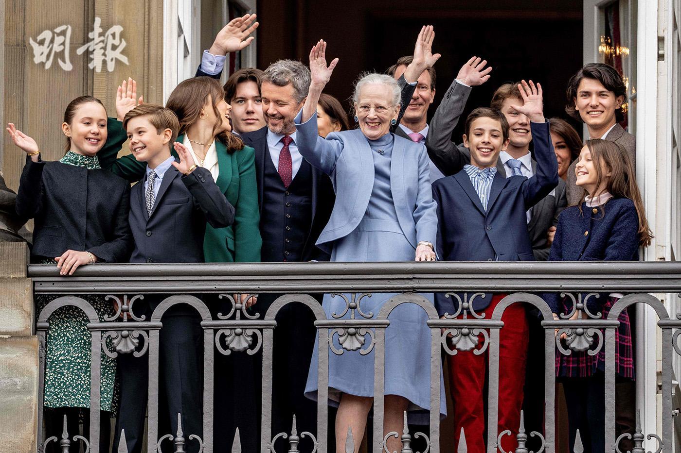 2023年4月16日，丹麥王室成員在阿馬林堡宮陽台上向民眾揮手，共慶女王瑪格麗特二世（中）83歲生日。（法新社資料圖片）