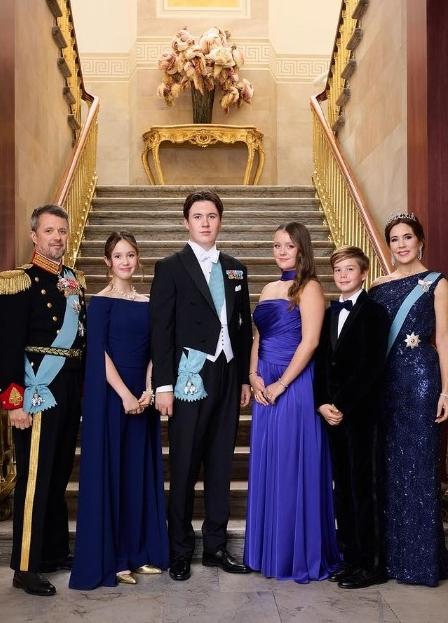 丹麥小王子Prince Vincent（右二）和孖生的小公主Princess Josephine（左二），與家人合照。左一為丹麥未來國王弗雷德里克。（detdanskekongehus instagram圖片）