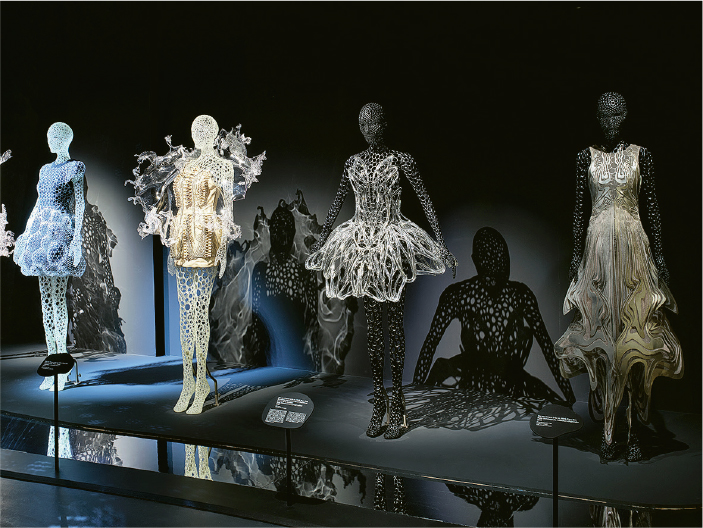 水花衫--液態科學的流線，是Iris van Herpen的重要靈感，如於Water and Dreams展區中Crystallization系列的水花衫（左二）。（Christophe Dellière攝/Musée des Arts Décoratifs提供）