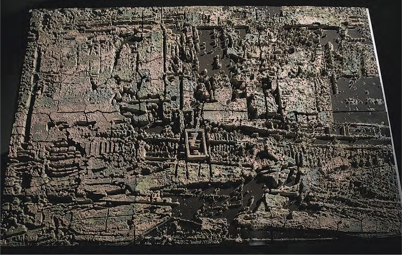 劉彥希以版畫技法及陶泥將日常於路上拍下的照片立體成像，放置在《失真圖記》台階前的長方體上。（劉彥希提供）