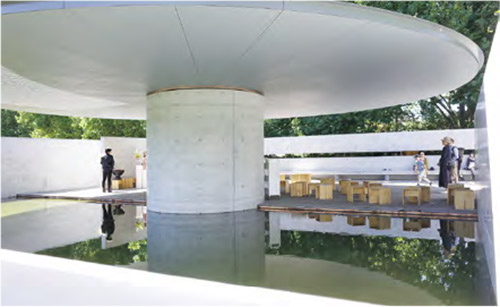 第10屆MPavilion 2023由安藤忠雄設計，圖為內部空間，展亭中的水景為訪客帶來平靜心情。（作者提供）