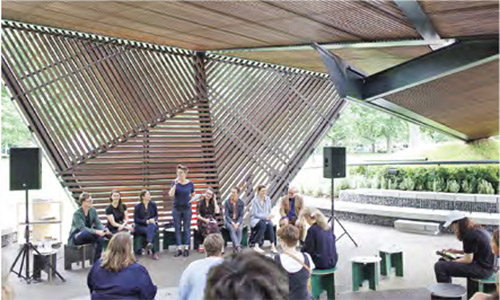 MPavilion 2018--西班牙建築師Carme Pinós選用木條作為展亭的主物料，將戶外綠意透過縫隙引入亭中，再以摺紙般的方式為展亭帶來多個三角組成的幾何形態。（作者提供）