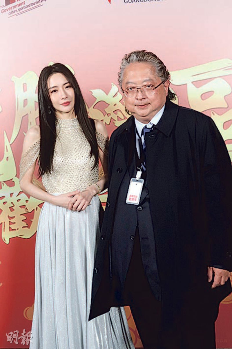 菊梓喬（左）多謝何哲圖（右）邀請參與HOY TV新春節目。（攝影/記者：鍾一虹）