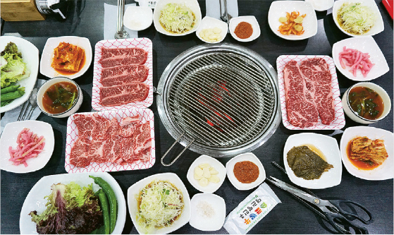 在韓牛超市購買韓牛後拿到餐廳燒烤，餐廳一般收每位4000韓圜（約24港元）。（卓惠媛攝）