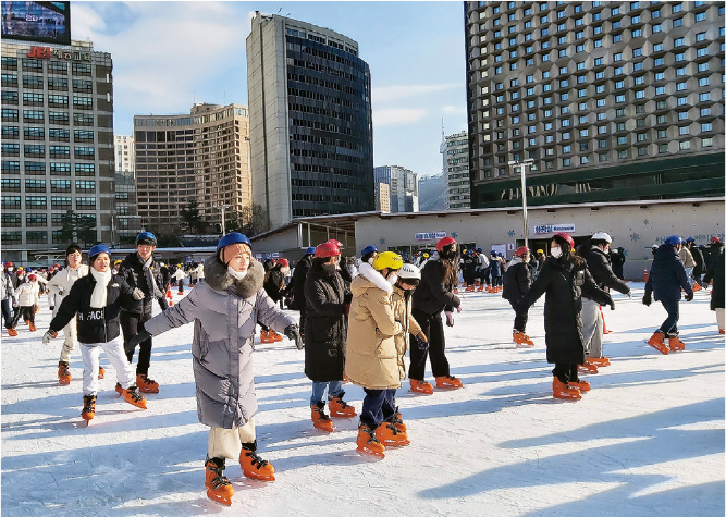 首爾廣場--首爾廣場溜冰場位處市區，鄰近明洞，只於冬日期間開放，甚受當地人歡迎。（卓惠媛攝）
