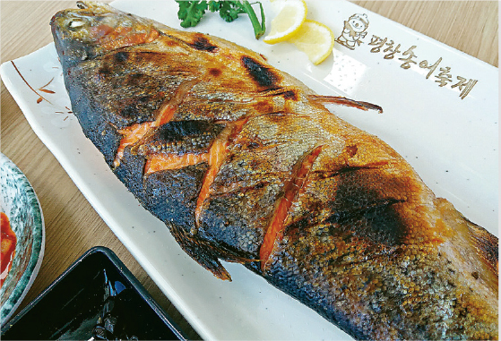 鱒魚魚油豐富，烤魚皮脆卜卜，非常香口。（20,000韓圜，約120港元/半條）（卓惠媛攝）