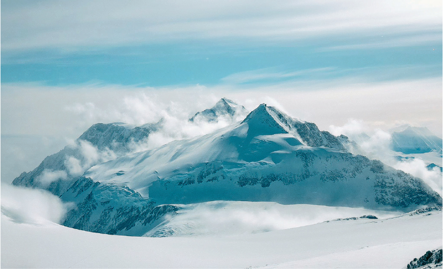 文森峰為南極洲最高峰，那裏除了天氣嚴寒，終年被冰雪覆蓋，山勢也十分險峻。（受訪者提供）