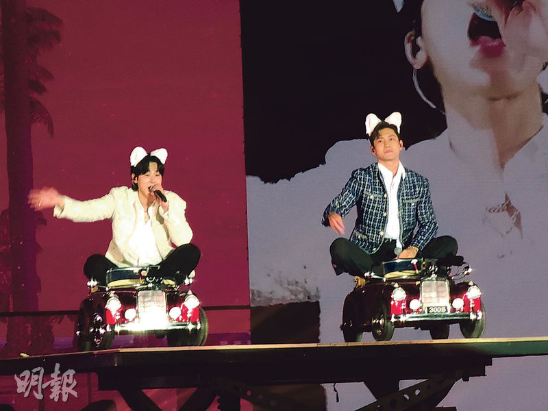 東方神起成員允浩（左）與昌珉（右）戴上可愛頭飾，駕着小型車在台上演出。