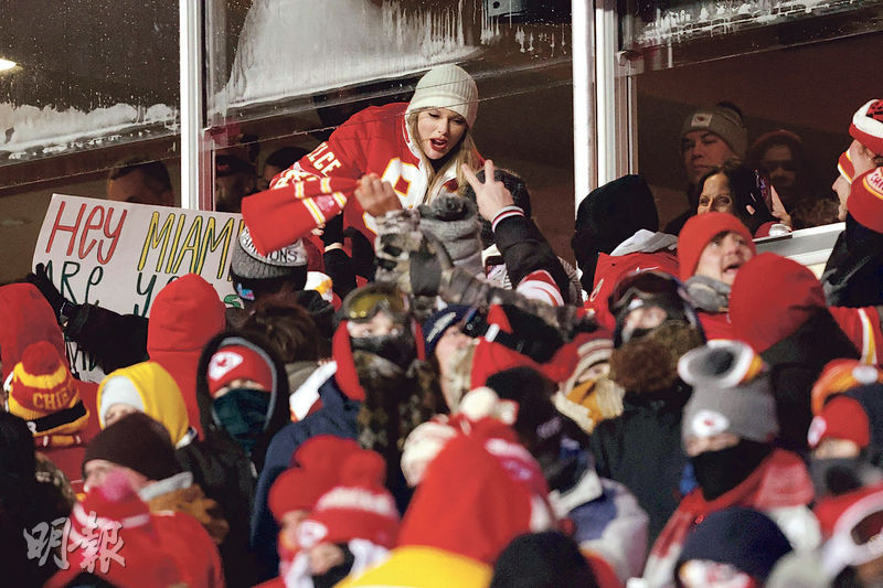 堪薩斯城零下18度，Taylor Swift依然入場睇男友比賽，還受球迷包圍。（法新社）
