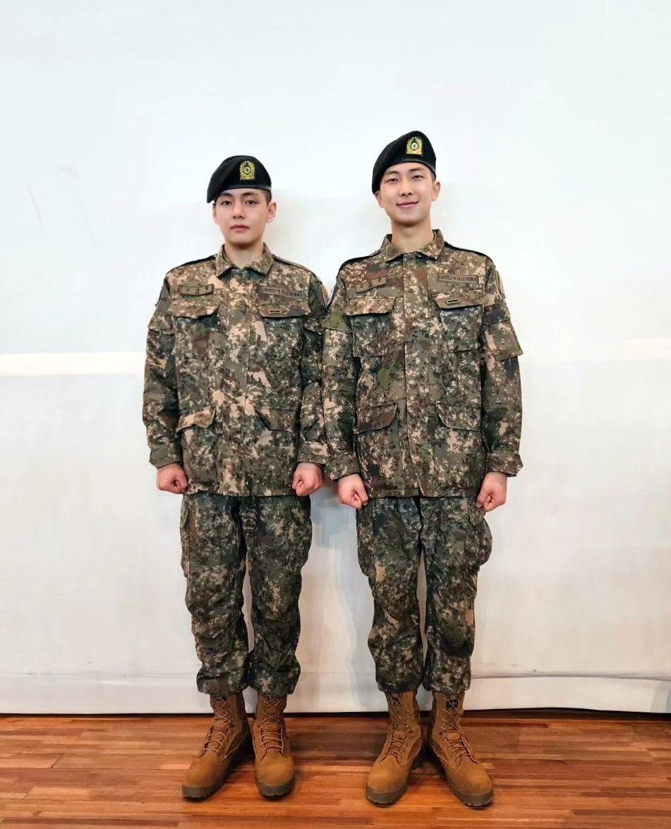 V（左）與RM（右）穿上軍服，精神抖擻。（網上圖片）