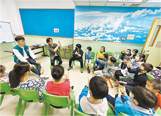 義教小孩--香港手笛協會曾與不同NGO、本地音樂義教組織合作，舉辦手笛義教工作坊，教小朋友吹奏手笛。（受訪者提供）