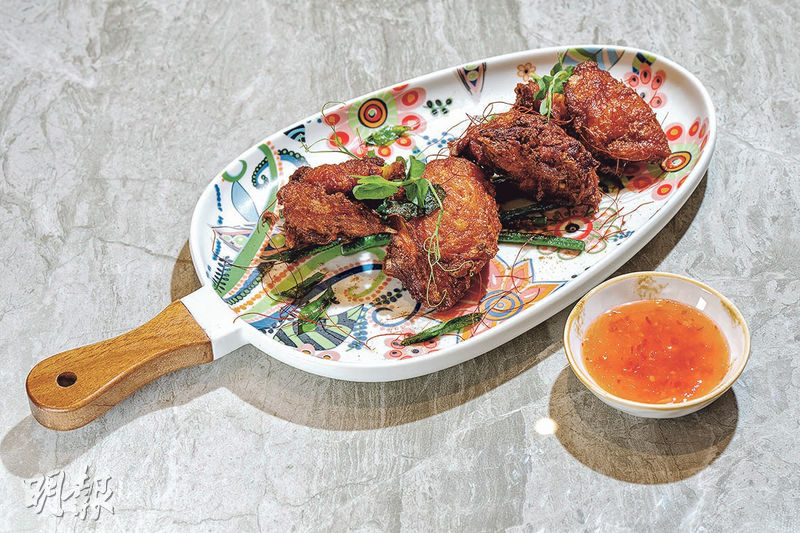 香口冶味--Chef Han以自家咖喱醬、香茅等新鮮香料醃製雞塊，再裹上木薯粉脆炸，完成香口冶味的「國民料理」炸雞。（$238）（朱安妮攝）