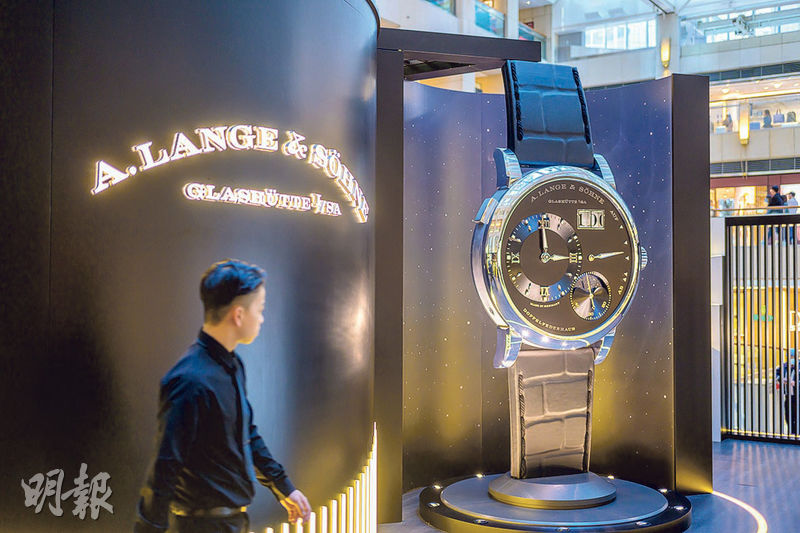 巨型腕表--矚目的巨型Lange 1 Moon Phase腕表設於展覽入口，吸引大家走進機械腕表世界。（鄧宗弘攝）