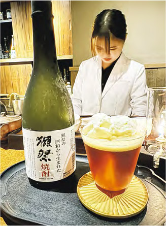 咖啡雞尾酒--想試以日本酒為主打的雞尾酒？Folklore酒吧以日本清酒、燒酎及泡盛為主的雞尾酒，非常有新鮮感。圖中的Ester & Russian是燒酎咖啡雞尾酒。（作者提供）