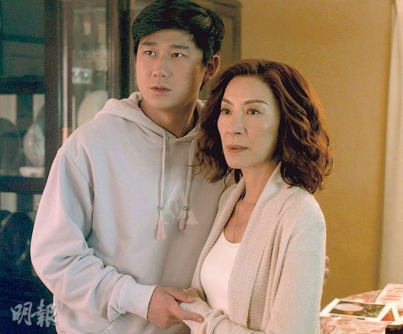 李松璞（左）飾演楊紫瓊（右）么兒，個性柔弱依賴，跟殺人不眨眼的哥哥形成強烈對比。