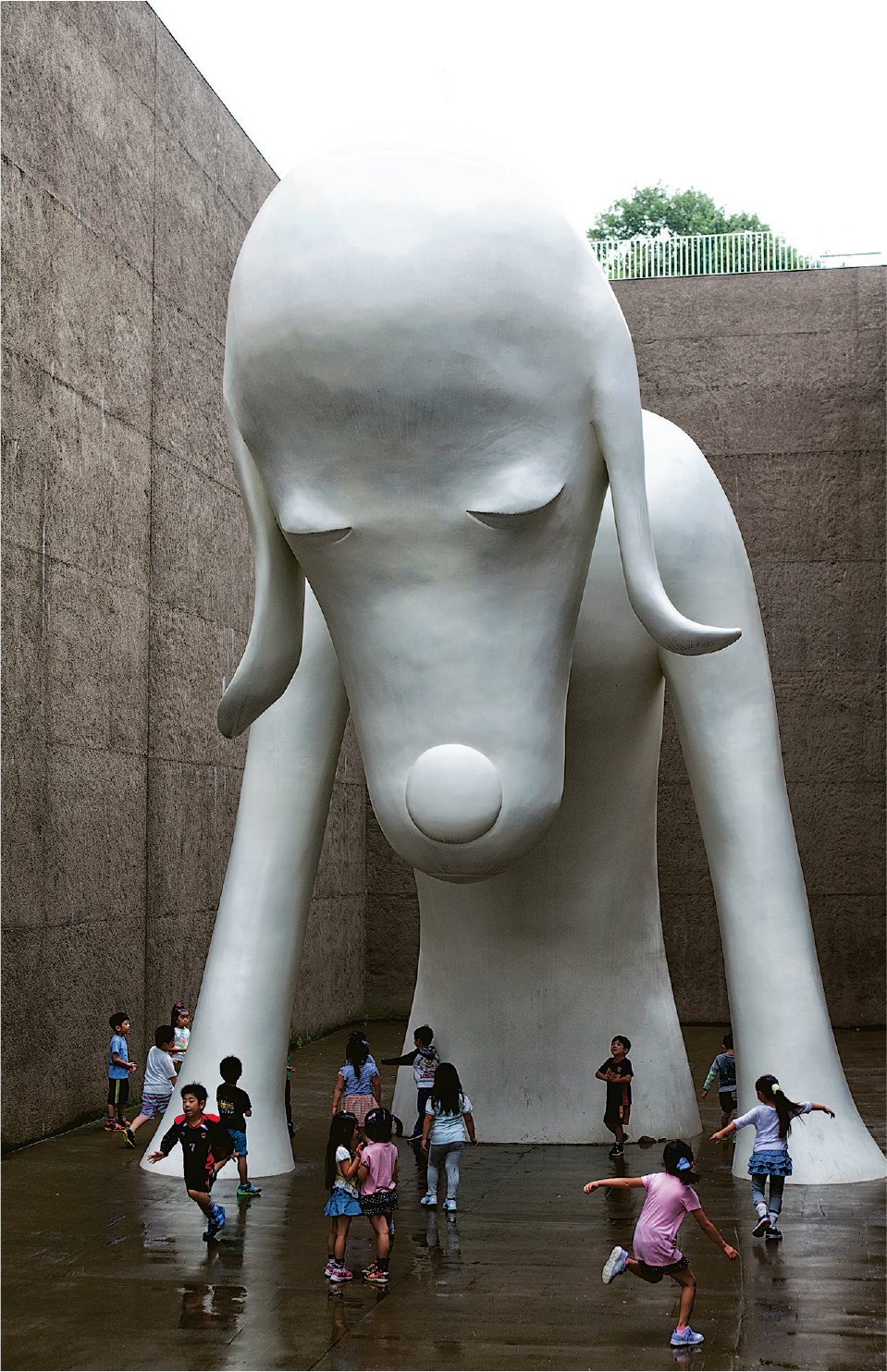 《青森犬》（2005）--奈良美智創作的雕塑《青森犬》高8.5米，屹立在青森縣立美術館西側的戶外空間，是可免費觀看的常設展品。冬天前往參觀，會看見雪花不斷降落至青森犬頭上，就似為牠戴上雪帽。（青森縣立美術館提供）