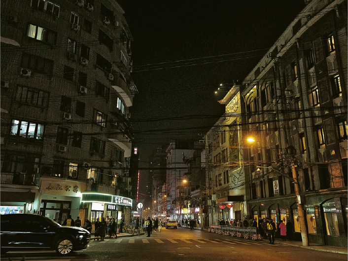 2024年的上海黃河路，沿街店舖許多已更換，燈箱招牌亦不復當年盛况，但《繁花》熱潮，令這條曾經輝煌的美食街如今人聲鼎沸，許多遊客和上海市民紛紛前來打卡留念。（作者提供）