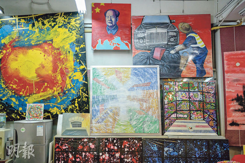 工作室內掛滿不同系列油畫，題材多數是諷刺香港時弊。（鄧宗弘攝）