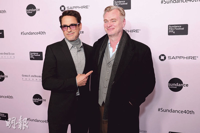 《奧本海默》導演基斯杜化路蘭（右）重返成名地辛丹斯電影節領獎，羅拔唐尼（左）陪伴左右。（法新社）