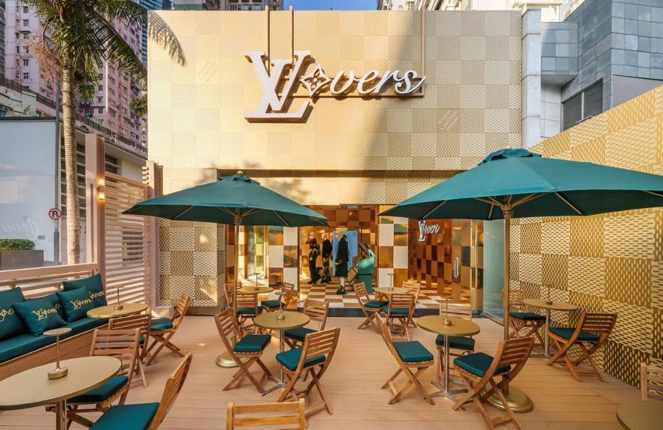 Louis Vuitton 2024春夏男裝系列限時概念店設於中環蘇豪區，並設室內和戶外cafe。（圖片由品牌提供）