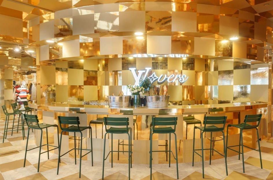 Louis Vuitton 2024春夏男裝系列限時概念店設於中環蘇豪區，並設室內和戶外cafe。（圖片由品牌提供）