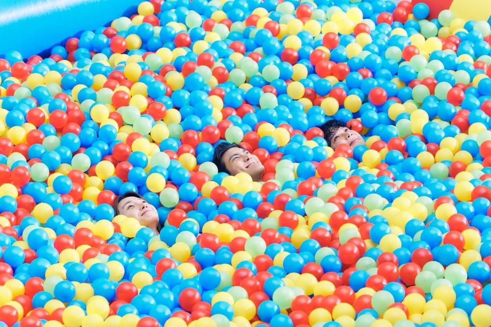 《Suit Up》MV三子跳入色彩繽紛的波波池。（網上圖片）