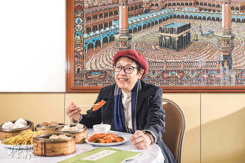 記者與梁雪花相約在伊斯蘭中心餐廳訪問，親嘗清真點心，賣相味道與一般點心無異。常見咕嚕肉以豬肉製作，因應穆斯林不吃豬肉，梁雪花夾起的是咕嚕魚。（馮凱鍵攝）