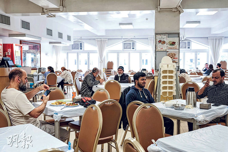 伊斯蘭中心餐廳獲清真認證，平日午飯時間幾近爆滿。此處提供多款港式點心及炒粉麵，全為清真食品。（馮凱鍵攝）