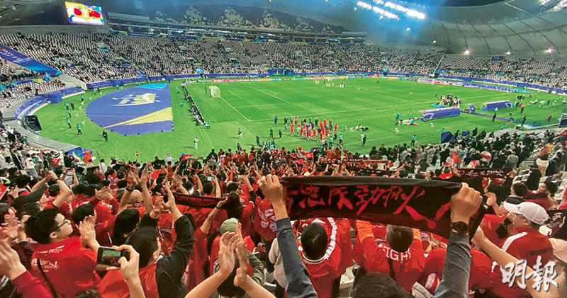 當地1月19日晚，在卡塔爾多哈哈利法國際體育場，出戰亞洲盃港隊一球憾負勁旅伊朗，職球員到看台前感謝球迷打氣支持。（孫志超攝）