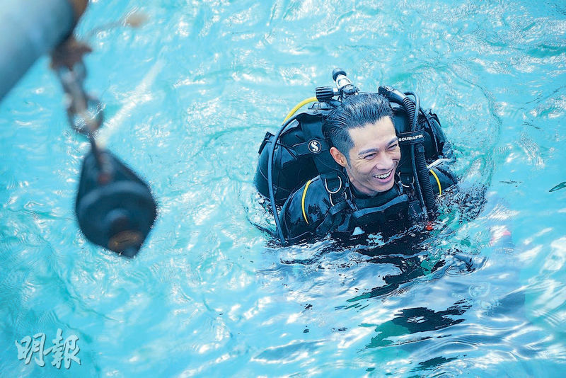 周柏豪為角色克服幽閉恐懼症拍潛水戲，之後還考了潛水牌。（網上圖片）