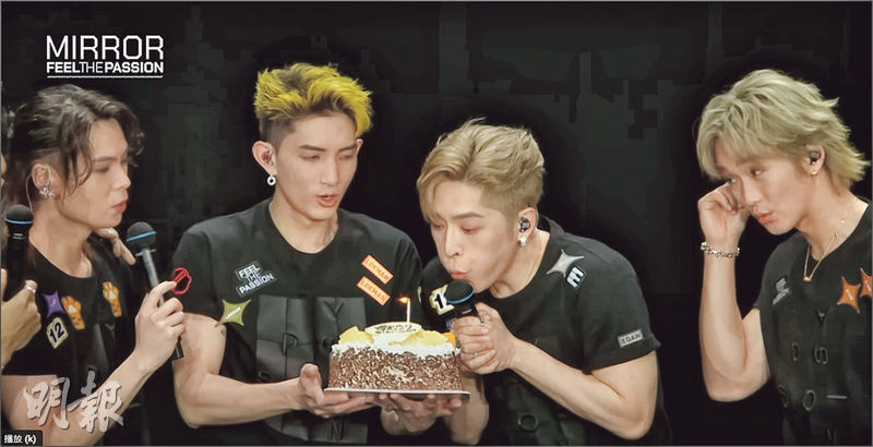 楊樂文（左二）送上生日蛋糕，呂爵安（右二）吹蠟燭許願。