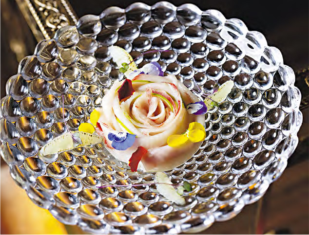 蜜糖蘋果汁醃金槍魚--作為頭盤造型精美，以金槍魚擺成一朵綻放的玫瑰花，味道酸爽開胃。（$168）（餐廳提供）