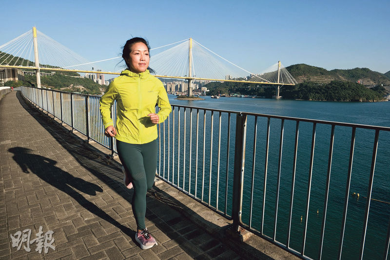 Nicole說香港馬拉松全馬組別的最大吸引力是參賽者可在平日行人止步的三橋一隧內跑，但亦因此缺乏市民到場打氣的氣氛。（鄧家烜攝）