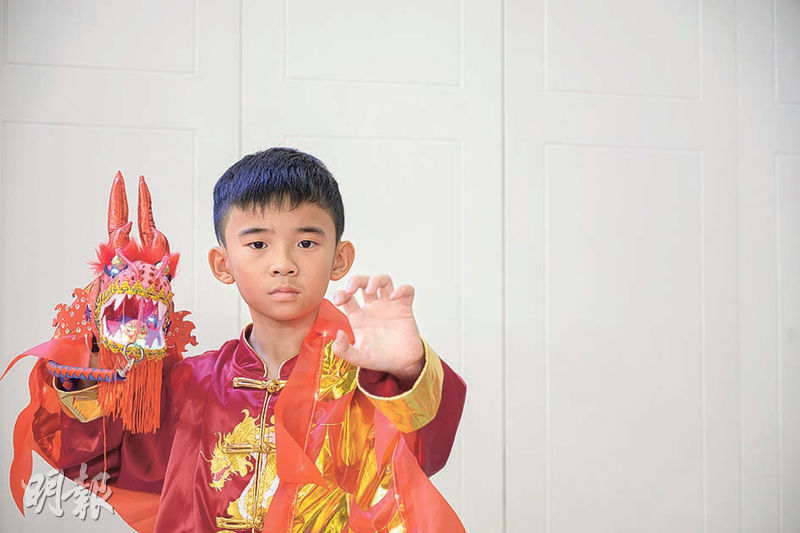 道具舞龍：豪sir教導學員舞龍時要表現氣勢。9歲的凱耀從幼稚園已學武術，今次以道具表演舞龍感到新鮮好玩。（鄧宗弘攝）