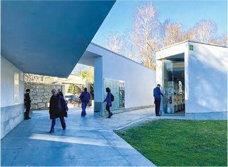 塞拉維斯現代藝術博物館--波爾圖的塞拉維斯現代藝術博物館入口，由連廊組成，分別引領訪客到博物館、商店及公園。連廊只用上簡單白漆及灰磚塊作為地面及局部牆身飾面，為其不規則的路線、高低不一的牆身及篷頂加強了雕塑感。（作者提供）