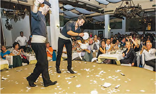 快活擲餐盤--希臘人在聚會中聊得興起時，有把餐盤擲碎，大叫「Opa!」的傳統。這是希臘人表達讚歎與享受的方式，摔得愈大力就表示愈快樂。Tavern Kalokerinos（圖）是其中一間保留這個老派活動的餐廳。（網上圖片）地址：10 Kekropos, Athens, 10558, Greece