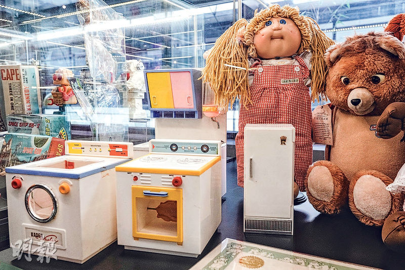 香港開達集團是本地著名的玩具廠，「OK嘜」商標為人熟悉，當年製造的家電玩具系列十分經典。莊慶輝收藏當中的一款小雪櫃（左二），讓他遇到同樣尋寶的知音人。（馮凱鍵攝）