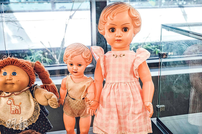 圖中洋娃娃是根據玩具公司開達以前一個女工張惠芳的樣貌所做，她退休後得知這故事，尋訪多年終於在莊慶輝的玩具店買回這款洋娃娃，願望成真。（馮凱鍵攝）