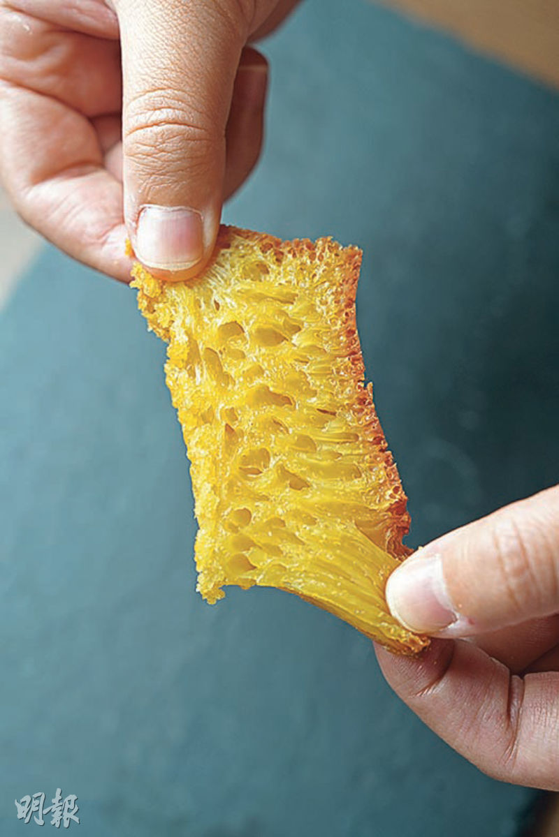韌度十足--黃金糕源自印尼，烘焙後口感彈牙煙韌。（黃志東攝）