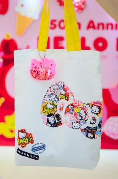 海港城將於2月1日推出50款Hello Kitty歷年造型購物袋，每款設計橫跨了1974年至今的Hello Kitty歷年造型。除購物袋外，另推出Hello Kitty立體閃爍吊飾，顧客消費滿指定金額可換領。（圖片由相關機構提供）