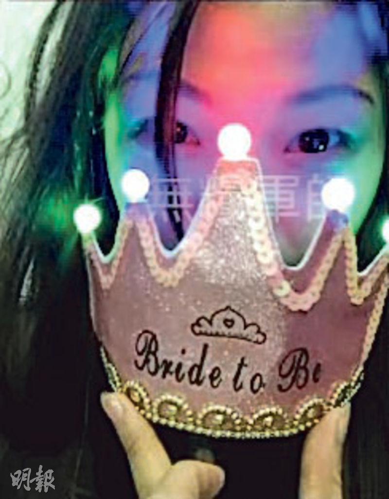 網台公開王青霞拿着寫上「Bride to be」王冠的自拍照。（網上圖片）