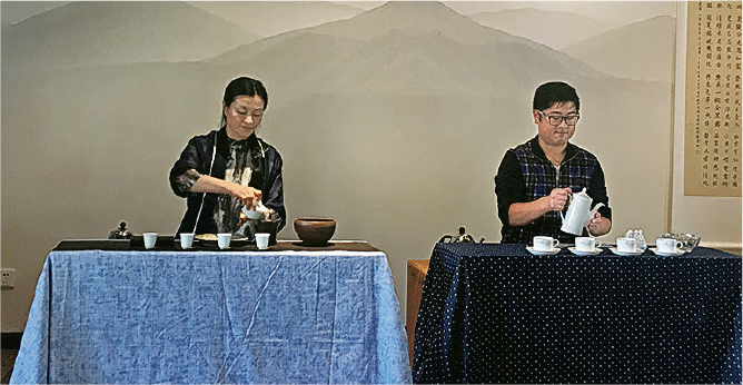 陳顯揚（右）考取國家高級茶藝師資格時，跟從北京來的同學合作表演茶藝，北京同學用中式茶具冲茶，他就用西式茶具冲泡伯爵茶。（受訪者提供）