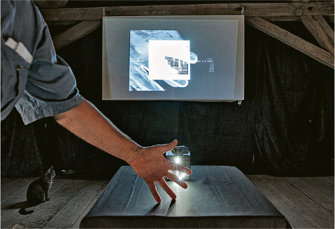媒體藝術家馮炳輝作品Past 2 Futures抽選是次參展藝術家的作品放在互動投影裝置中。（作者提供）