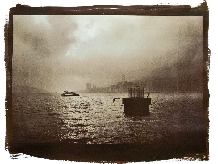 攝影師高志強用了凡戴克印製作的《維多利亞港之霧》。（作者提供）