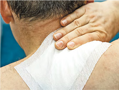 止痛貼可能引起皮膚過敏，導致紅腫、皮疹、痕癢、水疱等。（Andrzej Rostek@iStockphoto）