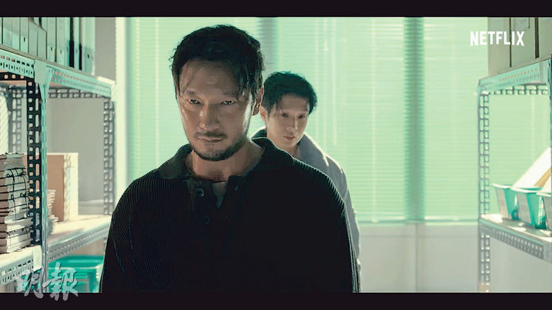 孫錫九（前）與崔宇植（後）合演新劇《殺人者的難堪》昨日公開預告片。