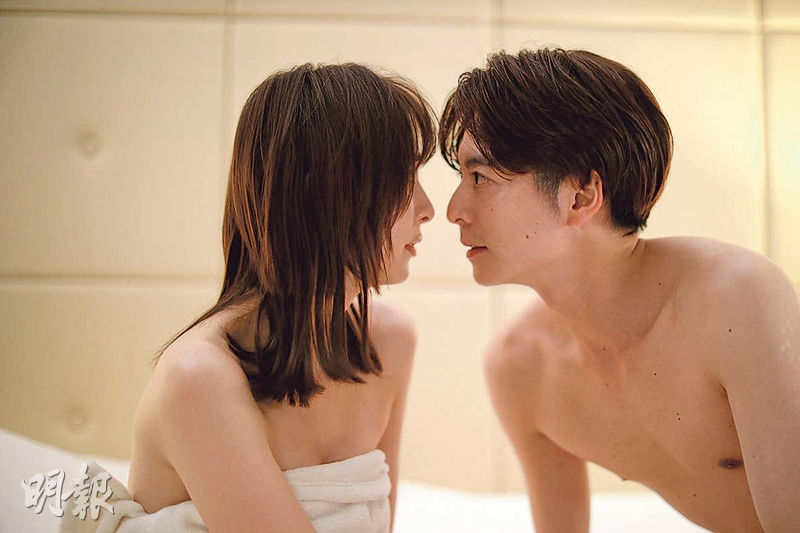 篠田麻里子（左）在《不離婚的男人》扮演出軌人妻，與小池徹平的情慾戲成為網上熱話。
