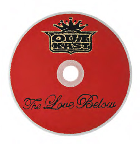 唱出情懷--潮流流行懷舊，在串流當道下，連雷射唱片亦是種情懷。加拿大藝術家Sean Brown推出的自家品牌Curves，便以不少1990年代情懷為靈感。例如這張紅色的The Love Below雷射唱片形地氈，不論色彩還是字眼，都能成為另類的音樂示愛之選。$2210/www.ssense.com（品牌提供）