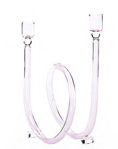 連成一線--燭光是情人節必備的氣氛之選，由意大利玻璃品牌Casarialto推出的手工吹製玻璃燭台Dolce Vita，以「美滿人生」為名，外形方面則是將兩個燭台以繞上一圈的玻璃連接，大有將兩人繫上紅線之意。230歐元（約1952港元）/www.casarialto.it（品牌提供）